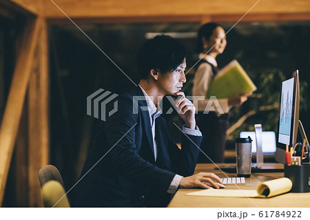 仕事をする会社員 61784922