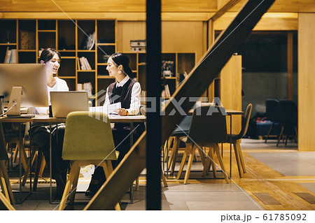 打ち合わせをするビジネスウーマン 打ち合わせをするビジネスウーマン 61785092