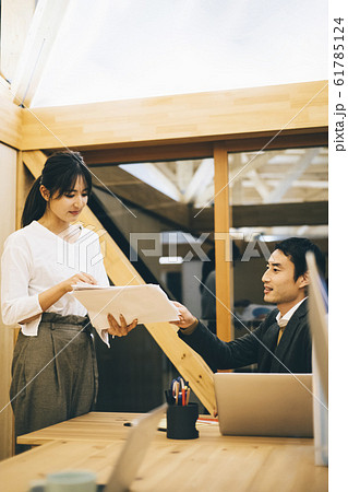 仕事をする会社員 仕事をする会社員 61785124