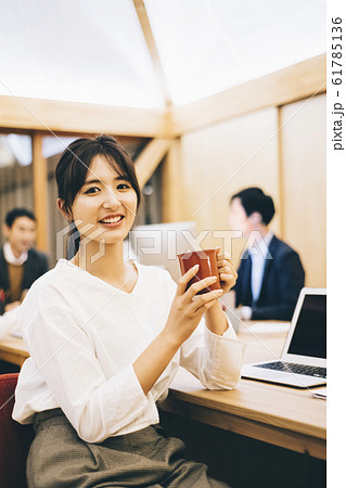 仕事の合間にコーヒーを飲むビジネスウーマン 61785136