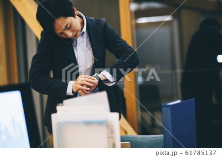 仕事をする会社員 61785137