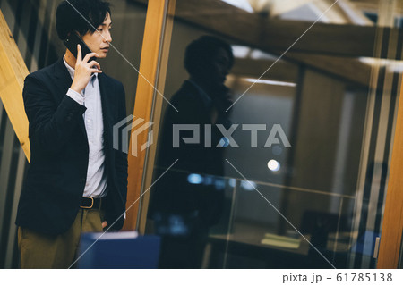 仕事をする会社員 61785138