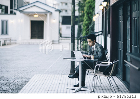 仕事をする会社員 61785213