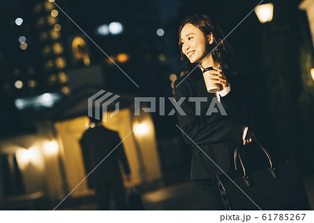 仕事帰りのビジネスウーマン 61785267