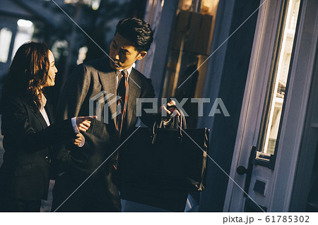 仕事帰りにデートするカップル 61785302