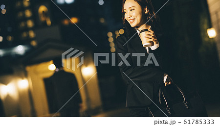 仕事帰りのビジネスウーマン 61785333