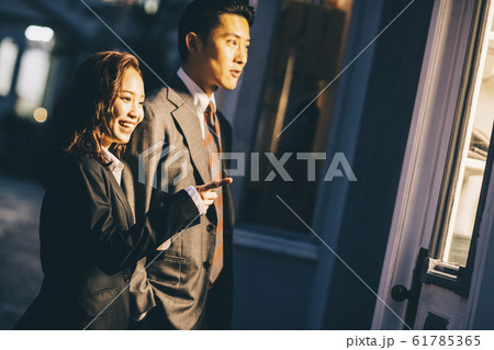 仕事帰りにデートするカップルの写真素材 仕事帰りにデートするカップルの写真素材