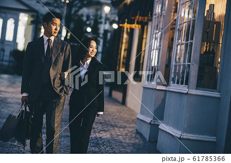 仕事帰りにデートするカップル 61785366