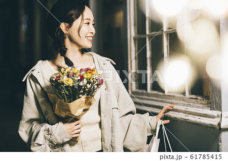 ショッピングを楽しむ女性 61785415