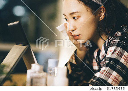 スキンケアをする女性 61785436
