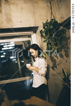 部屋でコーヒーを飲むビジネスウーマン 61785454