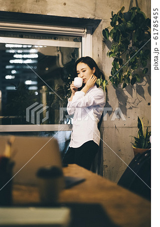 部屋でコーヒーを飲むビジネスウーマン 61785455