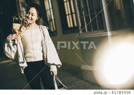 ショッピングを楽しむ女性 61785456