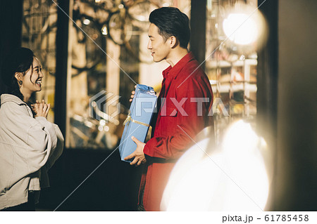 プレゼントを渡すカップル 61785458