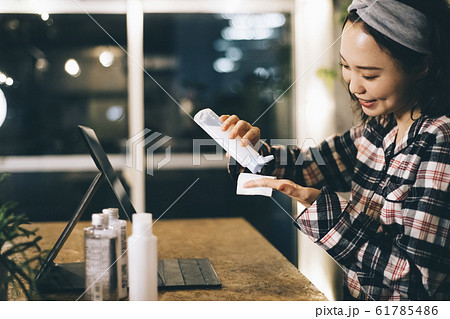 スキンケアをする女性 スキンケアをする女性 61785486