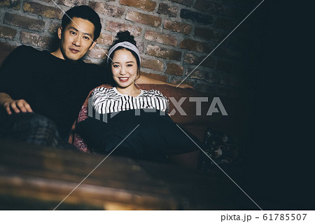 リビングでくつろぐカップル 61785507