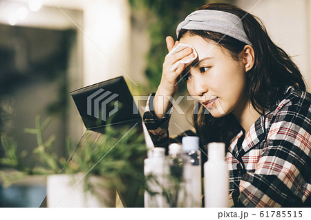 スキンケアをする女性 スキンケアをする女性 61785515