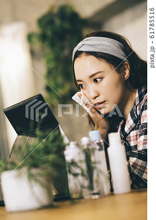 スキンケアをする女性 スキンケアをする女性 61785516