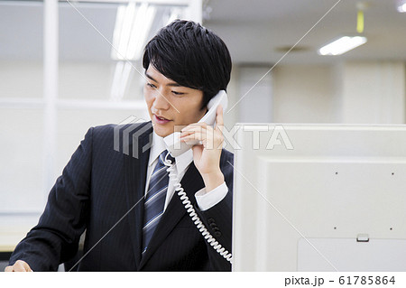 ビジネス オフィス ビジネスマン ビジネス オフィス ビジネスマン 61785864