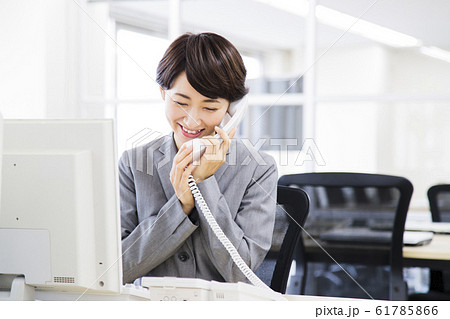 ビジネス オフィス ビジネスマン ビジネス オフィス ビジネスマン 61785866