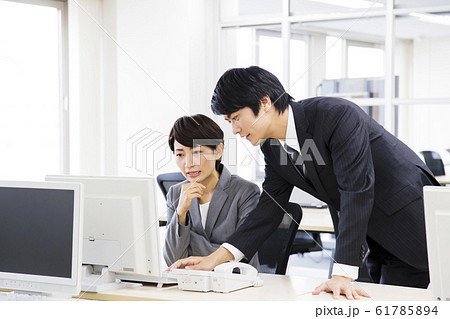 ビジネス オフィス ビジネスマン ビジネス オフィス ビジネスマン 61785894