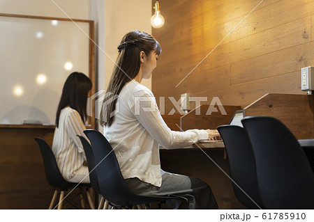 コワーキングスペースで仕事をする女性たち 61785910