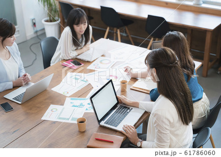 女性ビジネスチーム_打ち合わせ 女性ビジネスチーム_打ち合わせ 61786060