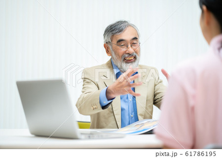 シニア男性と介護士　入所説明 61786195