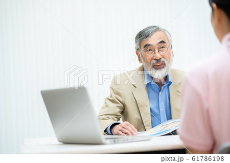 シニア男性と介護士　入所説明 61786198
