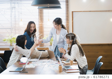 成功を喜ぶ女性ビジネスチーム 61786271