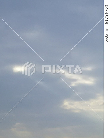 雲からさす光 61786768