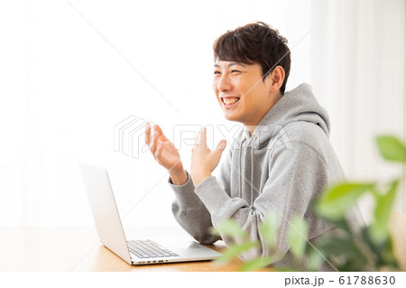 笑顔の男性 61788630