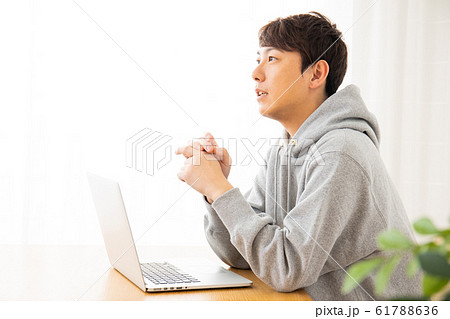 真剣に語る男性 真剣に語る男性 61788636