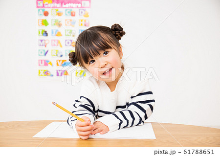 笑顔　園児　勉強 61788651