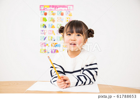 笑顔　園児　勉強 61788653
