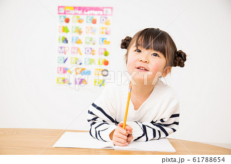 笑顔　園児　勉強 61788654
