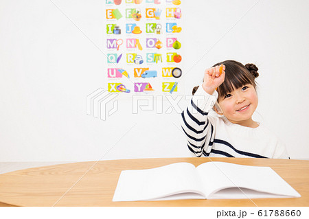笑顔　園児　勉強 61788660