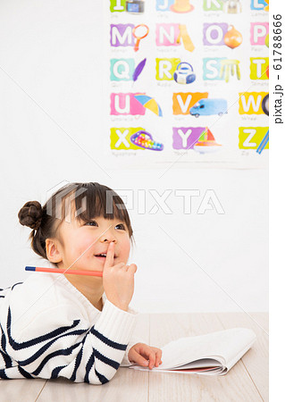 勉強をする子供 61788666