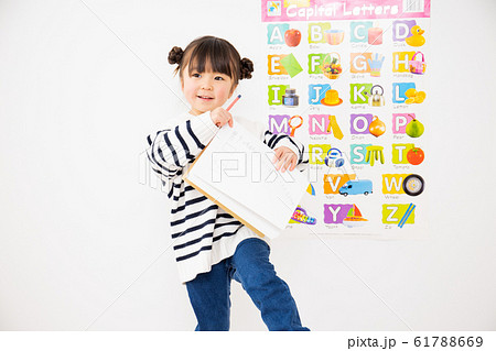 勉強をする子供 61788669
