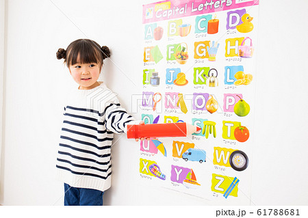 英語の勉強をする子供 英語の勉強をする子供 61788681