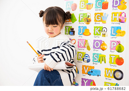 英語の勉強をする子供 英語の勉強をする子供 61788682