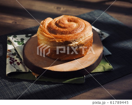 円形 お菓子 パン 61789445