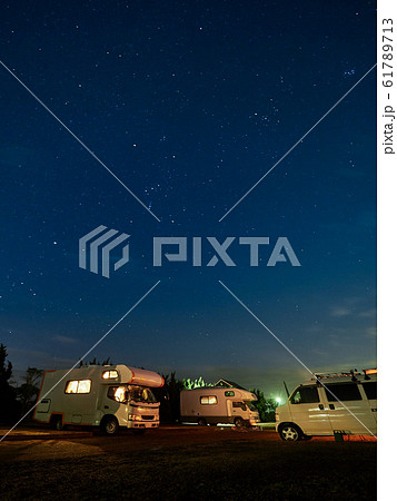 冬の星空の下でオートキャンプをするイメージ 冬の星空の下でオートキャンプをするイメージ 61789713