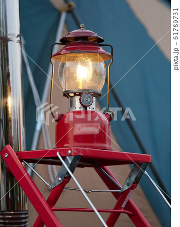 キャンプで灯す古いランプ 61789731