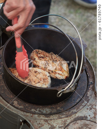 キャンプで自炊をする 61789740