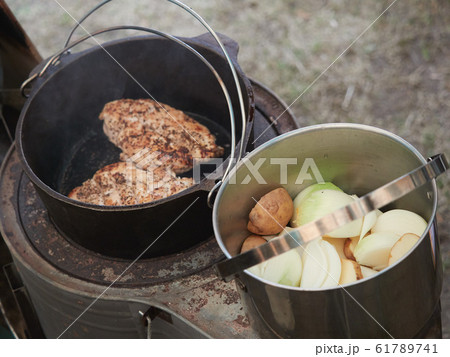 キャンプで自炊をする 61789741