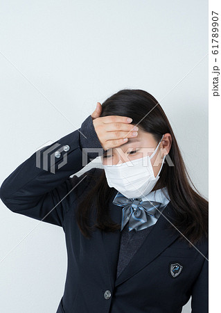 女子高生　制服　マスク　 61789907