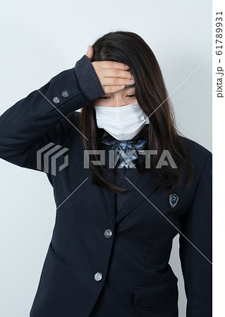 女子高生　制服　マスク　 61789931