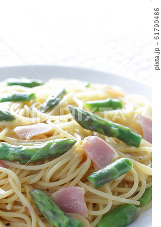 緑の野菜の蕾なやグリーンアスパラガスの春パスタ 緑の野菜の蕾なやグリーンアスパラガスの春パスタ 61790486