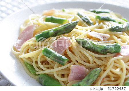緑の野菜の蕾なやグリーンアスパラガスの春パスタ 緑の野菜の蕾なやグリーンアスパラガスの春パスタ 61790487